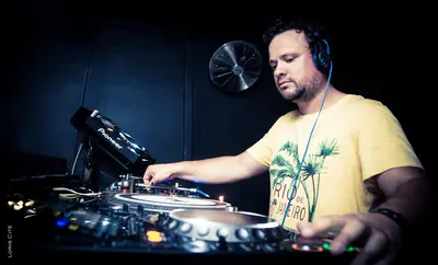 Freddy, fondateur du Singe Music, aux platines, casque sur les oreilles