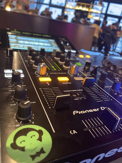 Table de mixage marquée de l'autocollant tête de singe du Singe Music