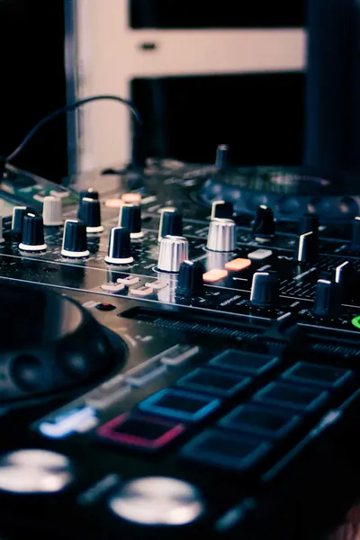 Mains posées sur un contrôleur DJ